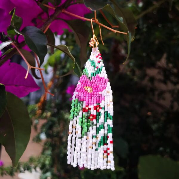 Aretes colgando de una flor artesanales