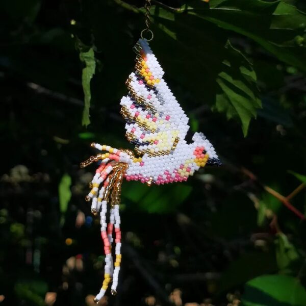 aretes artesanales de una cacatua