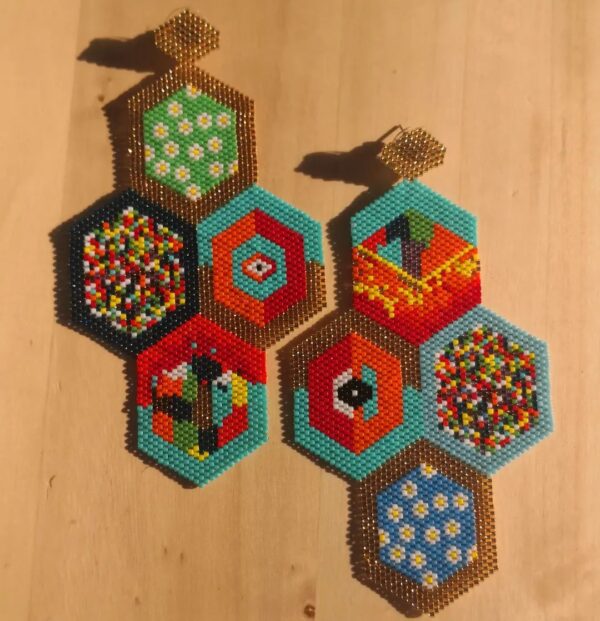 aretes artesanales con forma de hexagonos